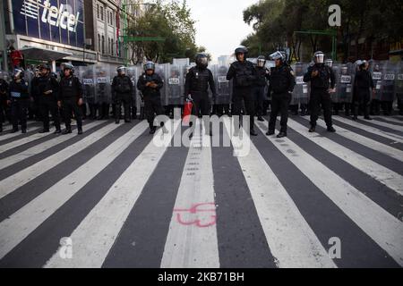 Poliziotti sono stati stazionati nelle strade per contenere i manifestanti alla manifestazione del quinto anniversario dei 43 studenti Ayotzinapa? Sparizione tenutasi a Città del Messico il 26 settembre 2019, per segnare cinque anni della scomparsa dei 43 studenti della scuola di insegnamento di Ayotzinapa che sono scomparsi il 26 settembre 2014. (Foto di Cristian Leyva/NurPhoto) Foto Stock