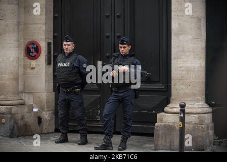 Gli agenti di polizia stanno in guardia davanti alla porta d'ingresso della casa dell'ex presidente Jacques Chirac dopo l'annuncio della sua morte, il 26 settembre 2019, a Parigi (Francia), I primi tributi ufficiali sono stati pagati durante la giornata con la visita di amici stretti della famiglia Chirac e la visita dell'attuale Presidente della Repubblica Emmanuel Macron alla casa di Jacques Chirac in rue de Tournon a Parigi e fuori dal Palais de l'Elysee, che è eccezionalmente aperto al pubblico per tutti coloro che volevano rendergli omaggio. (Foto di Samuel Boivin/NurPhoto) Foto Stock