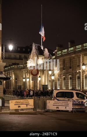 La folla sta aspettando all'entrata dell'Elysee Palace, che è eccezionalmente aperta al pubblico, Affinché coloro che desiderano rendere un omaggio definitivo all'ex Presidente della Repubblica possano firmare un Libro d'oro dopo l'annuncio della morte dell'ex Presidente della Repubblica francese Jacques Chirac il 26 settembre 2019 a Parigi (Francia), I primi tributi ufficiali sono stati pagati durante la giornata con la visita di amici stretti della famiglia Chirac e la visita dell'attuale presidente della Repubblica Emmanuel Macron alla casa di Jacques Chirac in rue de Tournon a Parigi. (Foto di Samuel Bo Foto Stock