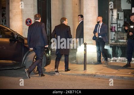 Arrivo dell'attuale Presidente della Repubblica francese Emmanuel Macron, che porgerà le sue condoglianze alla famiglia nella casa di Chirac dopo l'annuncio della morte dell'ex Presidente della Repubblica francese Jacques Chirac, avvenuta il 26 settembre 2019 a Parigi (Francia), I primi tributi ufficiali sono stati pagati durante la giornata con la visita di amici stretti della famiglia Chirac e la visita dell'attuale presidente della Repubblica Emmanuel Macron alla casa di Jacques Chirac in rue de Tournon a Parigi e di fronte al Palais de l'Elysee, eccezionalmente aperto al pubblico a tutti coloro che volevano p Foto Stock