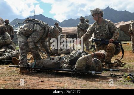 I soldati dell'esercito degli Stati Uniti del Battaglione di supporto di 524th divisione, 25th Brigata di sostegno, 25th divisione di fanteria, stanno conducendo la formazione medica di evacuazione durante la formazione del Joint Pacific Multinational Readiness Center (JPMRC) sulle caserme di Schofield, Hawaii, il 31 ottobre 2022. JPMRC 23-01 è un centro regionale di addestramento al combattimento (CTC) a rotazione che costruisce la preparazione al combattimento nella divisione del Pacifico dell'America ed è un modo chiave in cui le forze dell'esercito si impegnano in un ambiente congiunto con i nostri alleati e partner regionali. (STATI UNITI Foto dell'esercito di Pvt. Anastasiya Ludchenko) Foto Stock