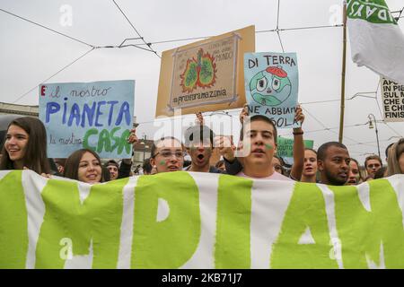 Oltre 20 mila persone, per lo più studenti, partecipano all'evento 'Venerdì per il futuro' contro il cambiamento climatico che si terrà il 27 settembre a Torino. L'evento della lotta per il clima è nato da Greta Thunberg, una bambina di 16 anni ora proposta come Premio Nobel per la pace. (Foto di Massimiliano Ferraro/NurPhoto) Foto Stock