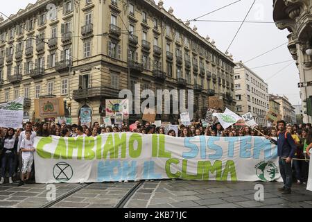 Oltre 20 mila persone, per lo più studenti, partecipano all'evento 'Venerdì per il futuro' contro il cambiamento climatico che si terrà il 27 settembre a Torino. L'evento della lotta per il clima è nato da Greta Thunberg, una bambina di 16 anni ora proposta come Premio Nobel per la pace. (Foto di Massimiliano Ferraro/NurPhoto) Foto Stock