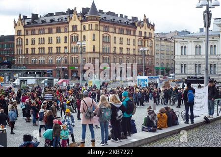 Gli studenti e gli attivisti delle scuole partecipano al Global Climate Strike nel centro di Tampere, in Finlandia, venerdì 27 settembre 2019. Molti studenti hanno saltato la scuola per partecipare alla dimostrazione. (Foto di Tiago Mazza Chiaravalloti/NurPhoto) Foto Stock