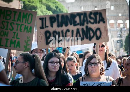 Gli studenti dimostrano durante una protesta mondiale chiedendo un'azione sul cambiamento climatico, a Roma, venerdì 27 settembre 2019. Le proteste sono ispirate dall'adolescente svedese Greta Thunberg, che questa settimana ha parlato con i leader mondiali in occasione di un vertice delle Nazioni Unite. Scrivere su banner legge in italiano 'cambiare il sistema, non il climateon. 27 settembre 2019 a Roma. (Foto di Andrea Ronchini/NurPhoto) Foto Stock