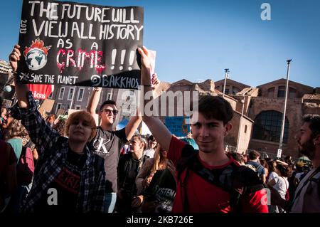 Gli studenti dimostrano durante una protesta mondiale chiedendo un'azione sul cambiamento climatico, a Roma, venerdì 27 settembre 2019. Le proteste sono ispirate dall'adolescente svedese Greta Thunberg, che questa settimana ha parlato con i leader mondiali in occasione di un vertice delle Nazioni Unite. Scrivere su banner legge in italiano 'cambiare il sistema, non il climateon. 27 settembre 2019 a Roma. (Foto di Andrea Ronchini/NurPhoto) Foto Stock