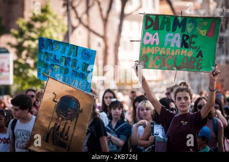 Gli studenti dimostrano durante una protesta mondiale chiedendo un'azione sul cambiamento climatico, a Roma, venerdì 27 settembre 2019. Le proteste sono ispirate dall'adolescente svedese Greta Thunberg, che questa settimana ha parlato con i leader mondiali in occasione di un vertice delle Nazioni Unite. Scrivere su banner legge in italiano 'cambiare il sistema, non il climateon. 27 settembre 2019 a Roma. (Foto di Andrea Ronchini/NurPhoto) Foto Stock