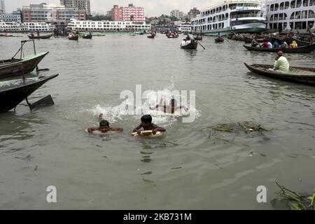 I ragazzi nuotano nel fiume Buriganga a Dhaka Bangladesh il 27 settembre 2019. (Foto di Kazi Salahuddin Razu/NurPhoto) Foto Stock