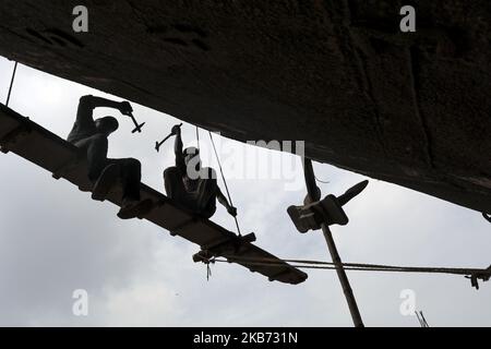 I lavoratori lavorano nel cantiere navale di Dhaka Bangladesh il 27 settembre 2019. (Foto di Kazi Salahuddin Razu/NurPhoto) Foto Stock