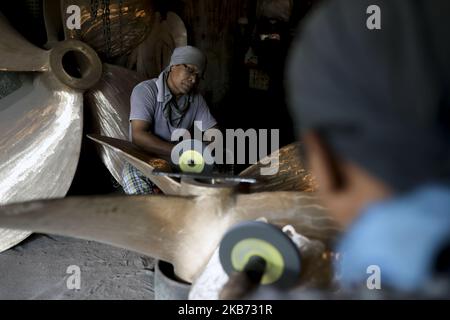 I lavoratori lavorano nel cantiere navale di Dhaka Bangladesh il 27 settembre 2019. (Foto di Kazi Salahuddin Razu/NurPhoto) Foto Stock
