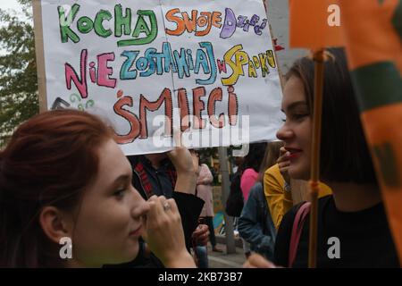 Un partecipante tiene il banner "Love Your Children and Do Nt Leave Ruscle as Heritage" durante una "marcia per la Terra" un'altra protesta sul clima oggi a Cracovia e in tutto il paese per chiedere al governo polacco di agire immediatamente sul cambiamento climatico. Venerdì 27 settembre 2019 a Cracovia, Polonia. (Foto di Artur Widak/NurPhoto) Foto Stock