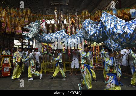 I ballerini del drago si esibiscono durante la celebrazione del festival vegetariano al tempio cinese Joe sue Kung Shrine di Bangkok, Thailandia. 28 settembre 2019. (Foto di Anusak Laowilas/NurPhoto) Foto Stock