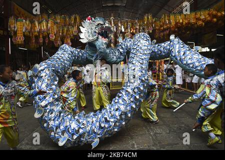 I ballerini del drago si esibiscono durante la celebrazione del festival vegetariano al tempio cinese Joe sue Kung Shrine di Bangkok, Thailandia. 28 settembre 2019. (Foto di Anusak Laowilas/NurPhoto) Foto Stock