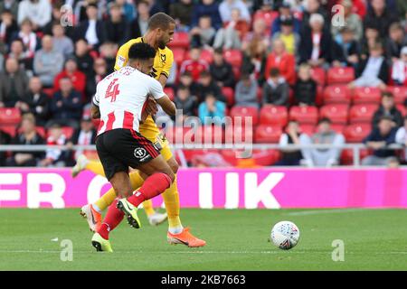 Sunderland's Jordan Willis compete per la palla con Jordan Bowery di Milton Keynes Dons durante la partita della Sky Bet League 1 tra Sunderland e MK Dons allo Stadio di Light, Sunderland, Inghilterra, sabato 28th settembre 2019. (Foto di Steven Hadlow/MI News/NurPhoto) Foto Stock