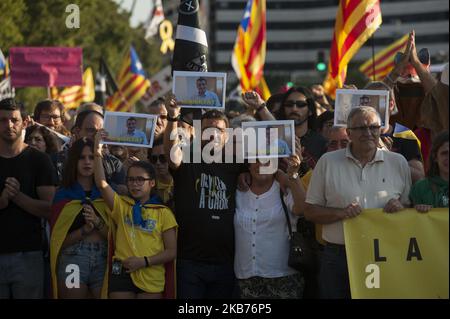 I dimostranti pro-indipendenza marciano durante una protesta a Sabadell, vicino a Barcellona, Spagna, il 28 settembre 2019. Diverse migliaia di persone hanno marciato in una città vicino a Barcellona per protestare contro l'incarcerazione di sette separatisti catalani per la presunta intenzione di commettere violenti atti terroristici con esplosivi. (Foto di Charlie Perez/NurPhoto) Foto Stock