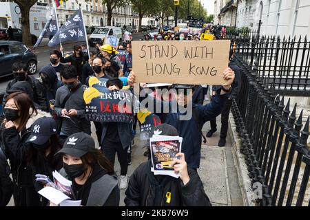 I manifestanti marciano attraverso il centro di Londra a sostegno delle proteste a favore della democrazia a Hong Kong il 28 settembre 2019 a Londra, in Inghilterra. I manifestanti esortano la comunità internazionale a contribuire a salvaguardare i diritti democratici e le libertà di Hong Kong, poiché le proteste suscitato dal disegno di legge sull'estradizione si svolgono dall'inizio di giugno. (Foto di Wiktor Szymanowicz/NurPhoto) Foto Stock