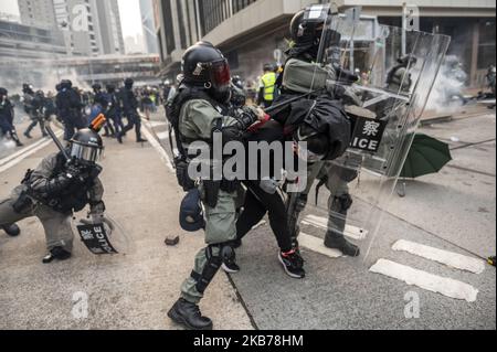 La polizia antisommossa si vede arrestare un protester a Hong Kong il 29 settembre 2019, I manifestanti pro-democrazia protestano in tutta Hong Kong da alcuni mesi chiedendo al governo di soddisfare le loro richieste, tra cui la creazione di un'indagine indipendente sulla condotta scorretta della polizia e l'abuso di potere negli ultimi mesi di proteste a Hong Kong, chiedendo anche il suffragio universale. (Foto di Vernon Yuen/NurPhoto) Foto Stock