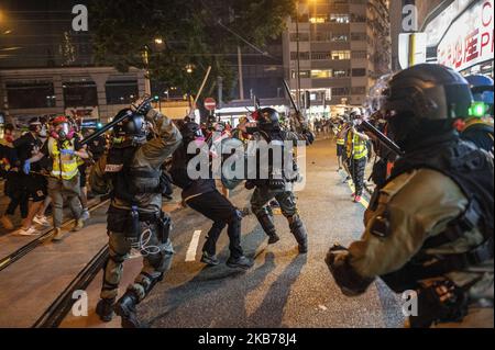 La polizia antisommossa si vede arrestare un protester pro-democrazia a Hong Kong il 29 settembre 2019, I manifestanti pro-democrazia protestano in tutta Hong Kong da alcuni mesi chiedendo al governo di soddisfare le loro richieste, tra cui la creazione di un'indagine indipendente sulla condotta scorretta della polizia e l'abuso di potere negli ultimi mesi di proteste a Hong Kong, chiedendo anche il suffragio universale. (Foto di Vernon Yuen/NurPhoto) Foto Stock