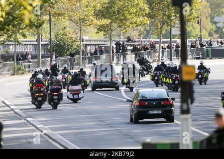 Il cuore che trasporta la bara dell'ex presidente francese Jacques Chirac lascia l'Invalides (Hotel des Invalides) per la chiesa di Saint-Sulpice a Parigi per il servizio funebre il 30 settembre 2019. L'ex presidente francese Jacques Chirac morì il 26 settembre 2019 all'età di 86 anni. (Foto di Michel Stoupak/NurPhoto) Foto Stock