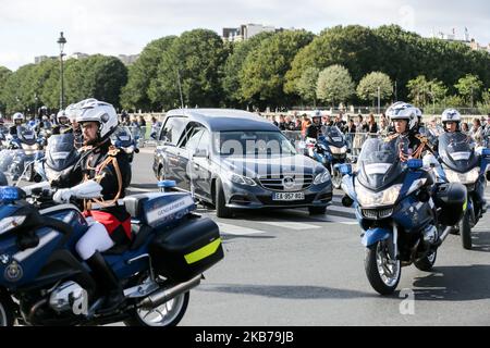 Il cuore che trasporta la bara dell'ex presidente francese Jacques Chirac lascia l'Invalides (Hotel des Invalides) per la chiesa di Saint-Sulpice a Parigi per il servizio funebre il 30 settembre 2019. L'ex presidente francese Jacques Chirac morì il 26 settembre 2019 all'età di 86 anni. (Foto di Michel Stoupak/NurPhoto) Foto Stock