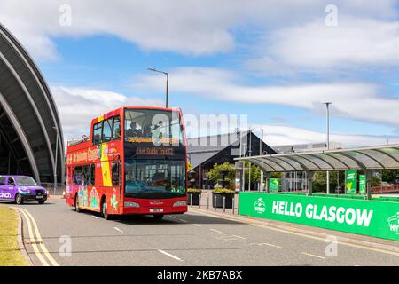 Autobus turistico rosso a due piani di Glasgow presso l'Ovo Hydro nel centro di Glasgow, Scozia, Regno Unito, estate 2022 Foto Stock