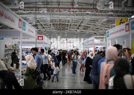 I visitatori della Fiera Internazionale del Libro Arabi di Istanbul, alla quale partecipano oltre 200 case editrici di 15 paesi, tra cui Turchia, Iran e Paesi arabi, con lo slogan â€œThe Book Praces US togetherâ€ 29 settembre 2019(Photo by Momen Faiz/NurPhoto) Foto Stock