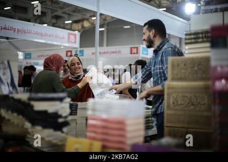 I visitatori della Fiera Internazionale del Libro Arabi di Istanbul, alla quale partecipano oltre 200 case editrici di 15 paesi, tra cui Turchia, Iran e Paesi arabi, con lo slogan â€œThe Book Praces US togetherâ€ 29 settembre 2019(Photo by Momen Faiz/NurPhoto) Foto Stock