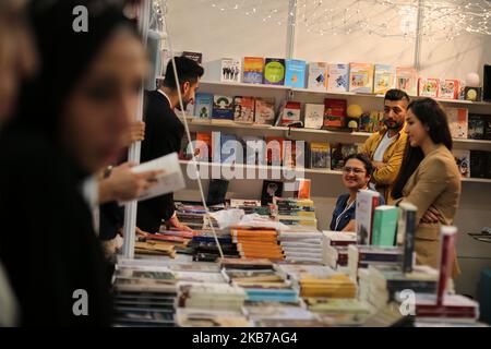 Visitatori della Fiera Internazionale del Libro Arabi di Istanbul, alla quale partecipano oltre 200 case editrici di 15 paesi, tra cui Turchia, Iran e Paesi arabi, con lo slogan “il libro ci riunisce” 29 settembre 2019 (Foto di Momen Faiz/NurPhoto) Foto Stock