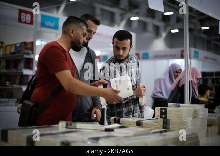 I visitatori della Fiera Internazionale del Libro Arabi di Istanbul, alla quale partecipano oltre 200 case editrici di 15 paesi, tra cui Turchia, Iran e Paesi arabi, con lo slogan â€œThe Book Praces US togetherâ€ 29 settembre 2019(Photo by Momen Faiz/NurPhoto) Foto Stock