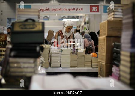 I visitatori della Fiera Internazionale del Libro Arabi di Istanbul, alla quale partecipano oltre 200 case editrici di 15 paesi, tra cui Turchia, Iran e Paesi arabi, con lo slogan â€œThe Book Praces US togetherâ€ 29 settembre 2019(Photo by Momen Faiz/NurPhoto) Foto Stock