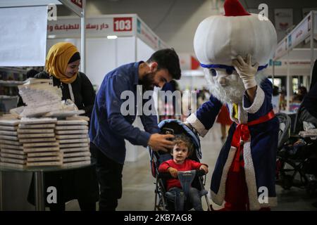 I visitatori della Fiera Internazionale del Libro Arabi di Istanbul, alla quale partecipano oltre 200 case editrici di 15 paesi, tra cui Turchia, Iran e Paesi arabi, con lo slogan â€œThe Book Praces US togetherâ€ 29 settembre 2019(Photo by Momen Faiz/NurPhoto) Foto Stock