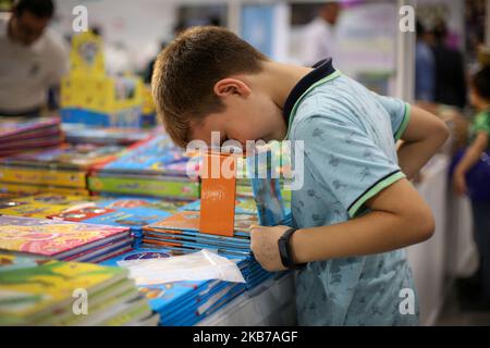 I visitatori della Fiera Internazionale del Libro Arabi di Istanbul, alla quale partecipano oltre 200 case editrici di 15 paesi, tra cui Turchia, Iran e Paesi arabi, con lo slogan â€œThe Book Praces US togetherâ€ 29 settembre 2019(Photo by Momen Faiz/NurPhoto) Foto Stock