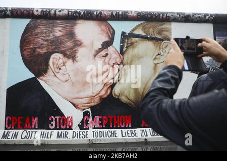 Il dipinto di Dmitri Vladimirovich Vrubel " il mio Dio, aiutami a sopravvivere a questo amore mortale" mostra i leader comunisti Leonid Brezhnev ed Erich Honecker sono presentati alla East Side Gallery di Berlino, Germania, il 25th settembre 2019. La East Side Gallery è composta da 105 dipinti di artisti di tutto il mondo, dipinti nel 1990 sul lato est del Muro di Berlino. (Foto di Beata Zawrzel/NurPhoto) Foto Stock