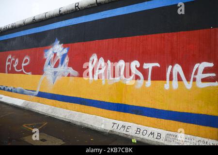 Il dipinto di Gunther Schaefer 'Vaterland' è raffigurato con graffiti ' Free Palestine ' sulla East Side Gallery di Berlino, Germania, il 26th settembre 2019. La East Side Gallery è composta da 105 dipinti di artisti di tutto il mondo, dipinti nel 1990 sul lato est del Muro di Berlino. (Foto di Beata Zawrzel/NurPhoto) Foto Stock