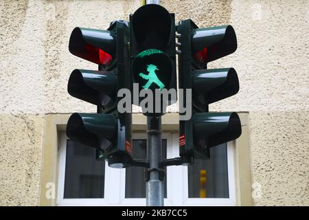 Green Ampelmann mostrato sulle luci di segnalazione pedonali a Berlino, Germania, il 25 settembre 2019. L'Ampelmannchen di Berlino Est è stato creato nel 1961 dallo psicologo del traffico Karl Peglau (1927-2009) come parte di una proposta per una nuova disposizione dei semafori ed è diventato un simbolo amato in Germania. (Foto di Beata Zawrzel/NurPhoto) Foto Stock