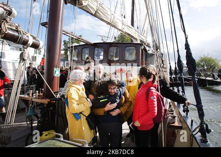 Giovani attivisti salite sulla barca a vela Regina Maris il 2 ottobre 2019 ad Amsterdam, Paesi Bassi. I 36 giovani attivisti provenienti da tutta Europa navigano verso Rio de Janeiro in Brasile, quindi prendono l'autobus per la Conferenza sul clima delle Nazioni Unite a Santiago, Cile. I giovani attivisti vogliono mostrare un'alternativa al volo e trascorreranno le sette settimane sull'oceano per esplorare passi concreti verso un futuro di viaggi equo e sostenibile. (Foto di Paulo Amorim/NurPhoto) Foto Stock