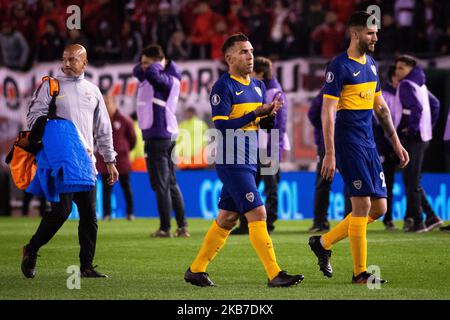 Carlos Tevez dell'Argentina Boca Juniors gesta mentre lascia il campo dopo che il 0-2 del suo lato ha perso contro River Plate, durante la prima partita semifinale tra River Plate e Boca Juniors come parte della Copa CONMEBOL Libertadores 2019 all'Estadio Monumental Antonio Vespucio liberi il 1 ottobre, 2019 a Buenos Aires, Argentina. (Foto di Manuel Cortina/NurPhoto) Foto Stock