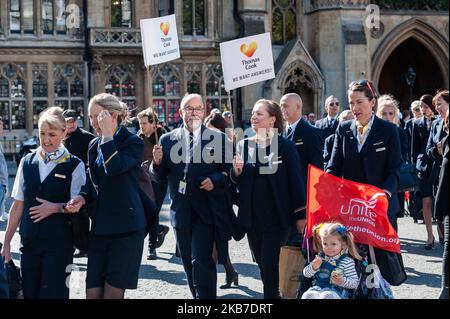 I lavoratori di Thomas Cook partecipano a una marcia di protesta attraverso il centro di Londra, chiedendo un'inchiesta sul crollo dell'azienda e rassicurazione che i lavoratori riceveranno i loro salari dovuti il 02 ottobre 2019 a Londra, Inghilterra. Circa 9.000 dipendenti di Thomas Cook nel Regno Unito hanno perso il lavoro lunedì scorso, mentre la più antica compagnia di viaggi del mondo è entrata in liquidazione per i debiti. (Foto di Wiktor Szymanowicz/NurPhoto) Foto Stock