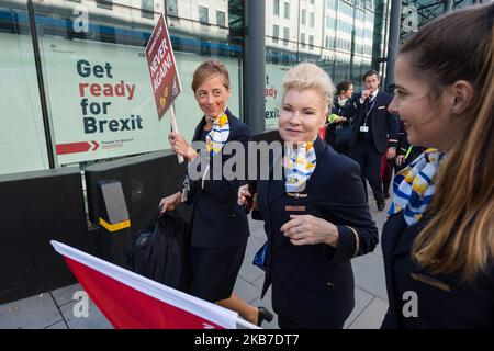 I lavoratori di Thomas Cook partecipano a una marcia di protesta attraverso il centro di Londra, chiedendo un'inchiesta sul crollo dell'azienda e rassicurazione che i lavoratori riceveranno i loro salari dovuti il 02 ottobre 2019 a Londra, Inghilterra. Circa 9.000 dipendenti di Thomas Cook nel Regno Unito hanno perso il lavoro lunedì scorso, mentre la più antica compagnia di viaggi del mondo è entrata in liquidazione per i debiti. (Foto di Wiktor Szymanowicz/NurPhoto) Foto Stock