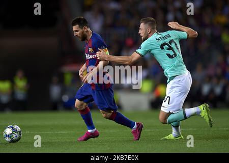 Lionel messi di Barcellona e Milan Skriniar dell'Inter di Milano compete per la palla durante la partita di gruppo F della UEFA Champions League tra FC Barcelona e Inter a Camp Nou il 2 ottobre 2019 a Barcellona, Spagna. (Foto di Jose Breton/Pics Action/NurPhoto) Foto Stock