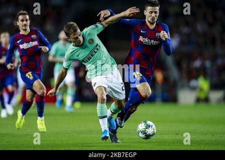 15 Clement Lenglet dalla Francia del FC Barcelona difeso da 23 Nicolo Barella del FC Internazionale Milano durante la partita di gruppo UEFA Champions League tra FC Barcelona e FC Internazionale Milano allo stadio Camp Nou di Barcellona 02 ottobre 2019, Spagna. (Foto di Xavier Bonilla/NurPhoto) Foto Stock