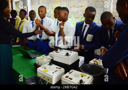 Gli studenti delle scuole presentano le loro innovazioni ai giudici durante la Società Nazionale dell'anno 2019 Empower giovani nigeriani attraverso l'invenzione, a Lagos il 3rd ottobre 2019. (Foto di Olukayode Jaiyeola/NurPhoto) Foto Stock