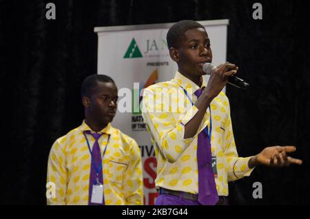 Gli studenti delle scuole lanciano durante la Società Nazionale dell'anno 2019 Empower giovani nigeriani attraverso l'invenzione, a Lagos il 3rd ottobre 2019. (Foto di Olukayode Jaiyeola/NurPhoto) Foto Stock