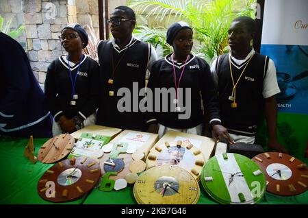 Gli studenti delle scuole presentano le loro innovazioni ai giudici durante la Società Nazionale dell'anno 2019 Empower giovani nigeriani attraverso l'invenzione, a Lagos il 3rd ottobre 2019. (Foto di Olukayode Jaiyeola/NurPhoto) Foto Stock