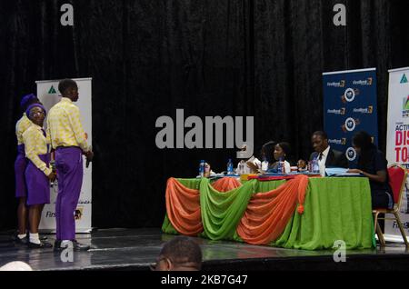 Gli studenti delle scuole si lanciano ai giudici durante la Società Nazionale dell'anno 2019 Empower giovani nigeriani attraverso l'invenzione, a Lagos il 3rd ottobre 2019. (Foto di Olukayode Jaiyeola/NurPhoto) Foto Stock