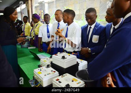 Gli studenti delle scuole presentano le loro innovazioni ai giudici durante la Società Nazionale dell'anno 2019 Empower giovani nigeriani attraverso l'invenzione, a Lagos il 3rd ottobre 2019. (Foto di Olukayode Jaiyeola/NurPhoto) Foto Stock