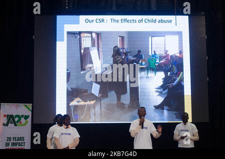 Gli studenti delle scuole lanciano durante la Società Nazionale dell'anno 2019 Empower giovani nigeriani attraverso l'invenzione, a Lagos il 3rd ottobre 2019. (Foto di Olukayode Jaiyeola/NurPhoto) Foto Stock