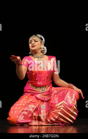 La ballerina Tamil Bharatnatyam esegue una danza espressiva durante il suo Arangegram a Scarborough, Ontario, Canada. Il Bharatnatyam Arangegram è la cerimonia di laurea in cui la ballerina esegue la sua prima esibizione solistica pubblica dopo aver completato anni di allenamento rigoroso. (Foto di Creative Touch Imaging Ltd./NurPhoto) Foto Stock