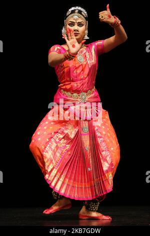 La ballerina Tamil Bharatnatyam esegue una danza espressiva durante il suo Arangegram a Scarborough, Ontario, Canada. Il Bharatnatyam Arangegram è la cerimonia di laurea in cui la ballerina esegue la sua prima esibizione solistica pubblica dopo aver completato anni di allenamento rigoroso. (Foto di Creative Touch Imaging Ltd./NurPhoto) Foto Stock