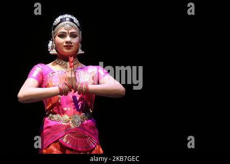 La ballerina Tamil Bharatnatyam esegue una danza espressiva durante il suo Arangegram a Scarborough, Ontario, Canada. Il Bharatnatyam Arangegram è la cerimonia di laurea in cui la ballerina esegue la sua prima esibizione solistica pubblica dopo aver completato anni di allenamento rigoroso. (Foto di Creative Touch Imaging Ltd./NurPhoto) Foto Stock